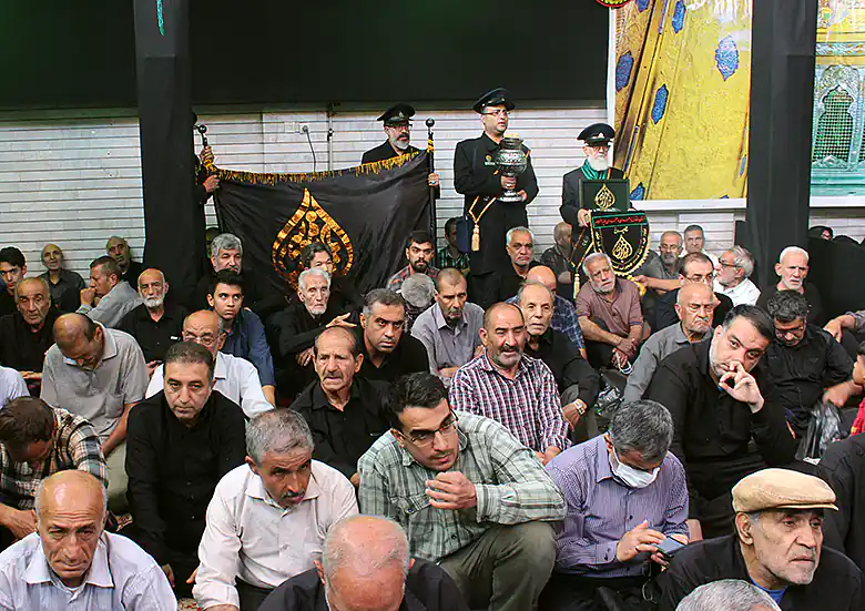 شرکت کنندگان مراسم زیارت عاشورا در شیراز بیت العباس (ع) شهریور 1402