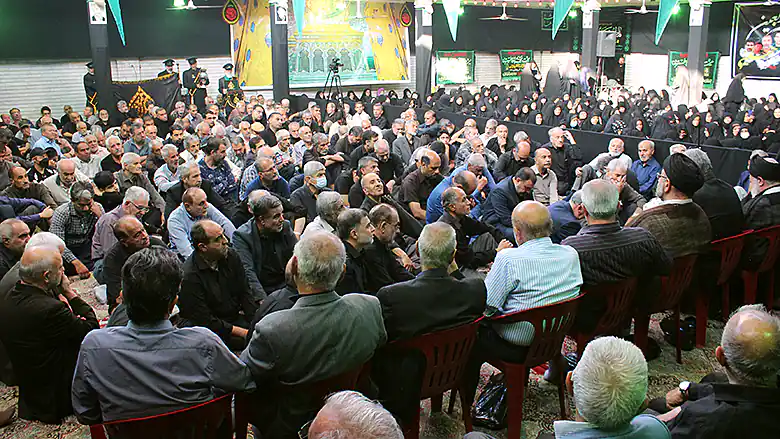 شرکت کنندگان مراسم زیارت عاشورا در شیراز بیت العباس (ع) شهریور 1402